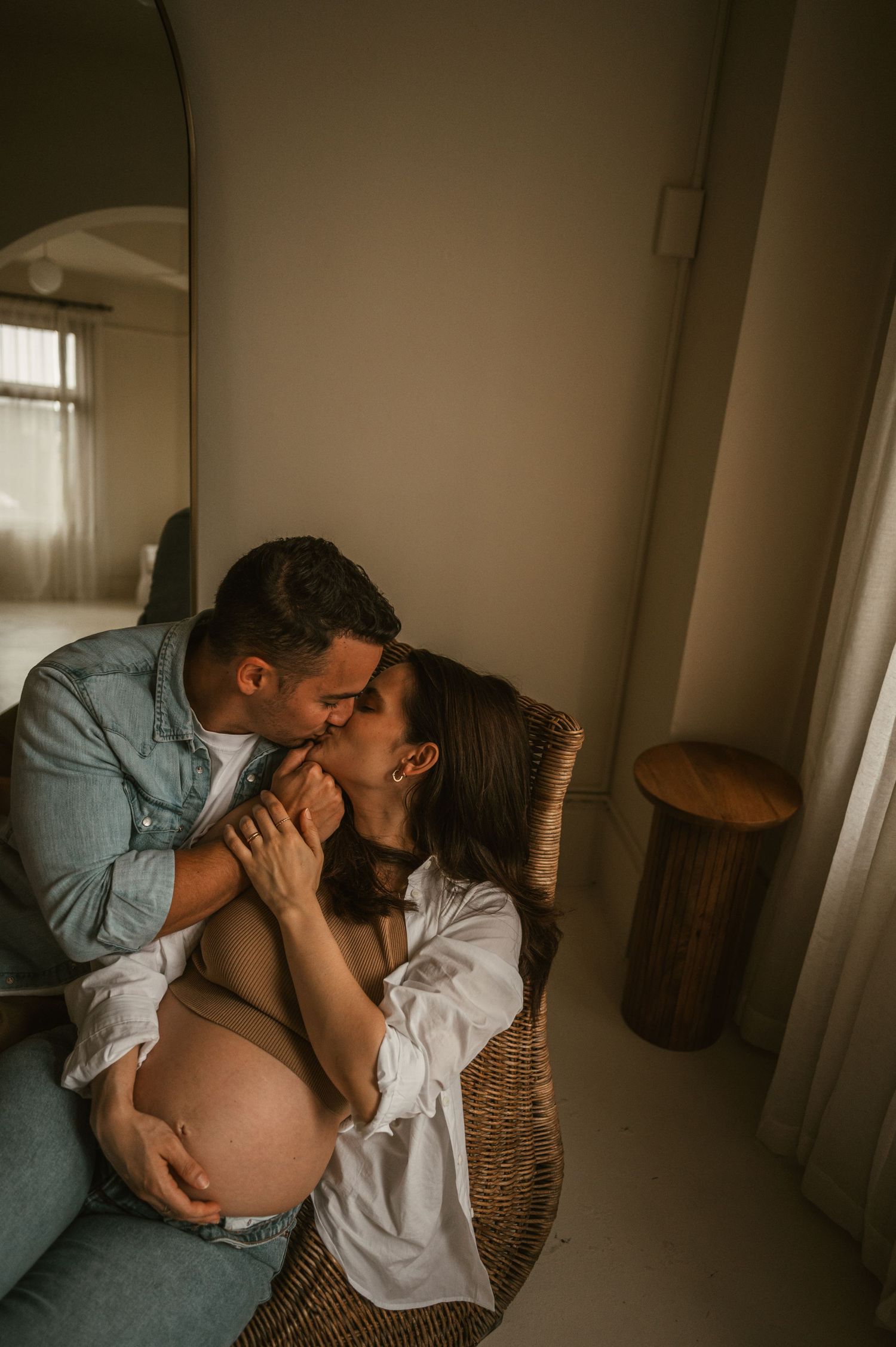 Creative Romantic Lifestyle Indoor Maternity Photoshoot in Vancouver by Marina Dams