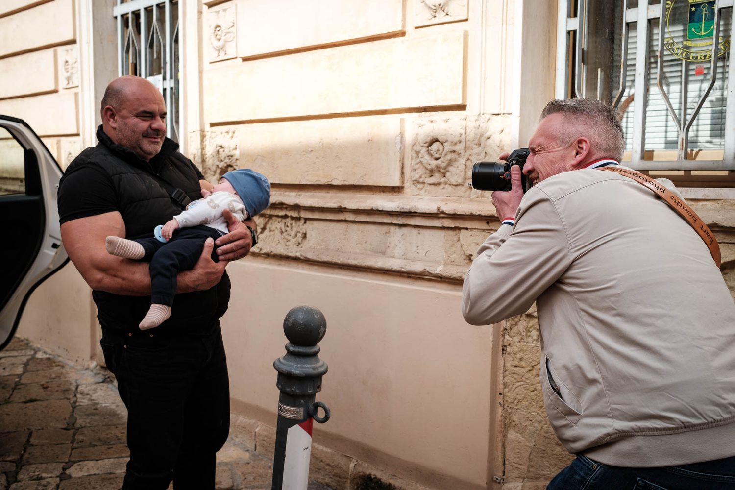 Bart Boodts fotografeert een ontroerend moment tussen vader en baby in de stad, met aandacht voor emotie, zachtheid en authenticiteit.