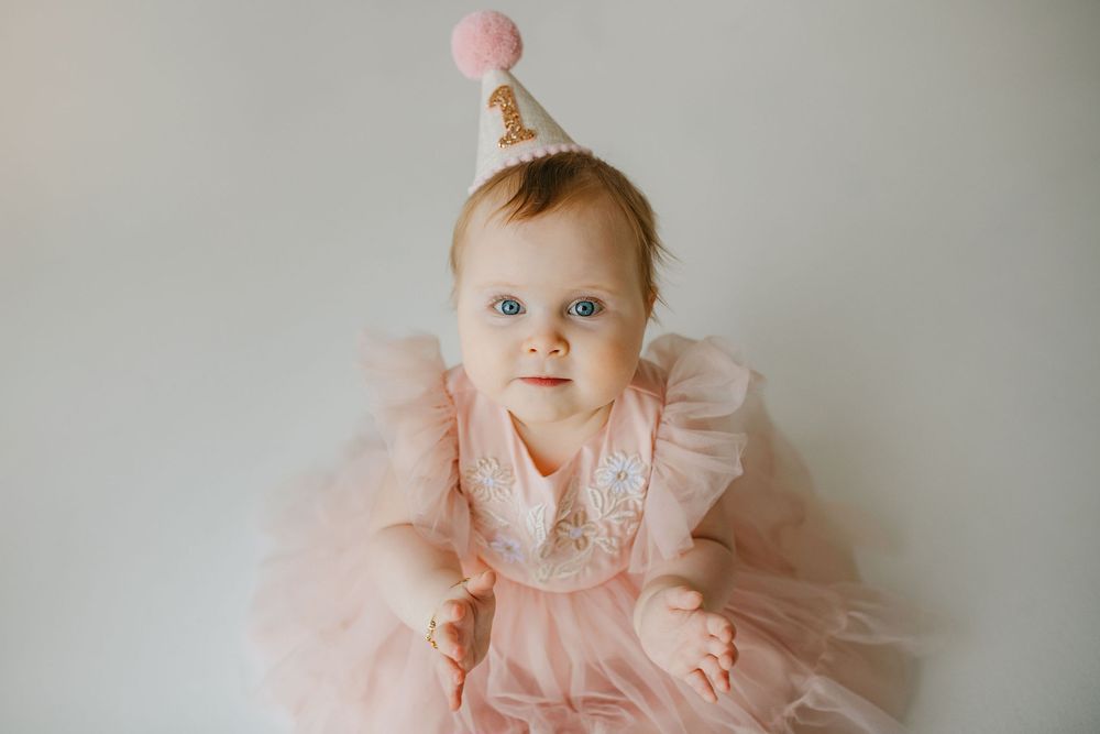 cake smash fotosessioon stuudios, lapse sünnipäeva fotod, lapsefotograaf, perefotograaf Tallinnas