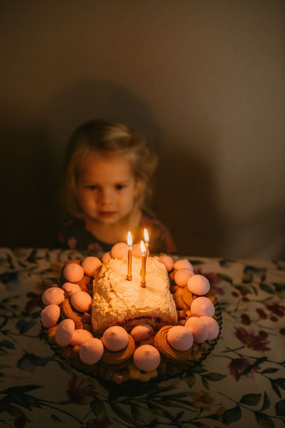 lapse sünnipäev, peopildid, fotograafi foto küünalde puhumisest
