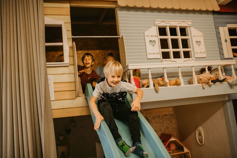 lapsed mängimas, sünnipäevapeo fotograaf, peostuudio Kalamajas