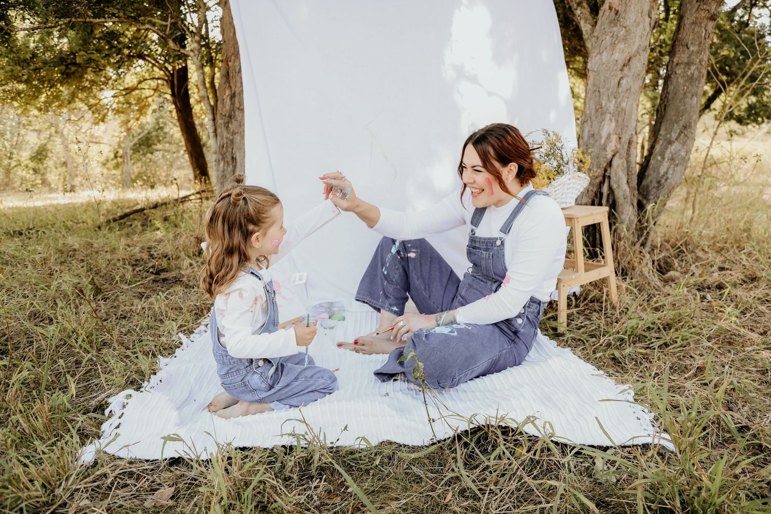Mumma and Daughter enjoy a Paint with me session.