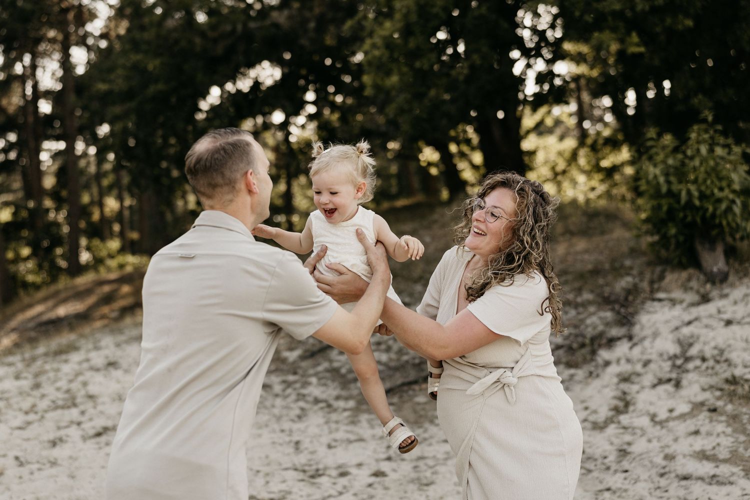 Gezinsreportage in Zierikzee, Schouwen-Duiveland. Fotografie door Marleen Dalebout-Nuijten. Gezin, Newborn, echte momenten samen vastgelegd.