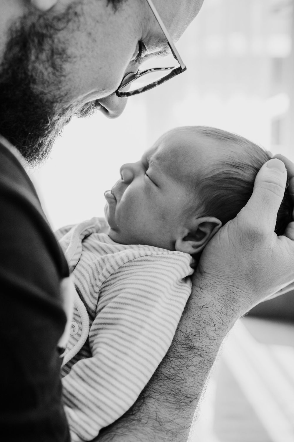 Vater hält Kind. Es beginnt zu weinen