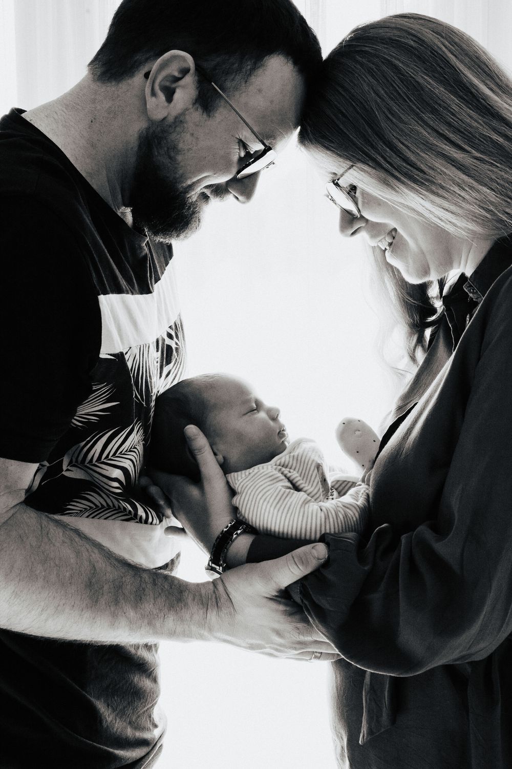 Mutter und Vater mit Baby in der Mitte