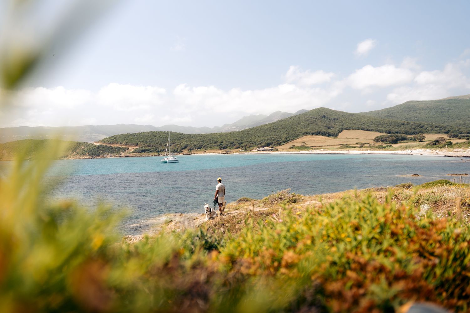 randonneur à la plage du macinaggio sur le sentier des douaniers au cap corse