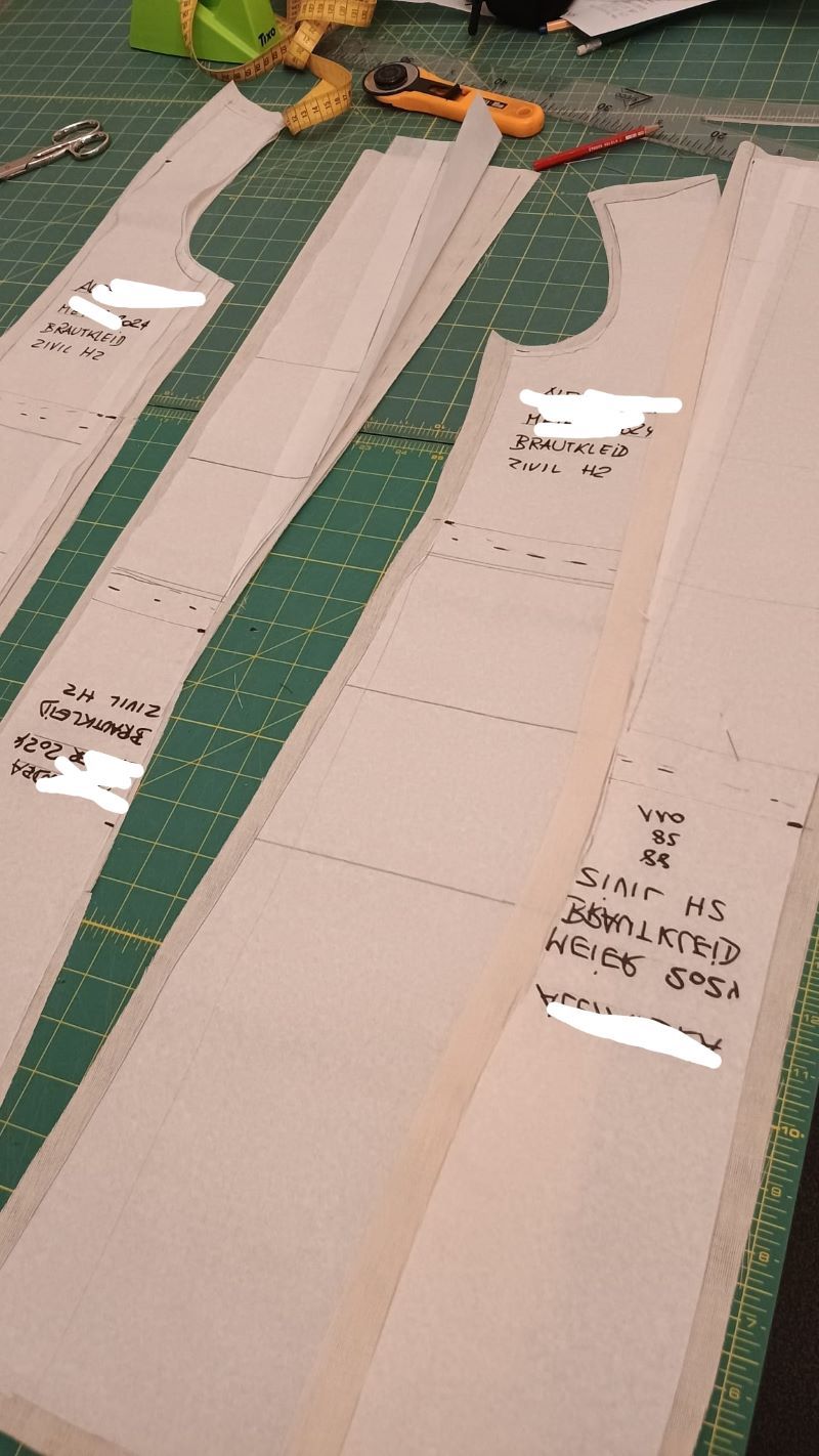 Schnittmuster für ein Kleid auf einer grünen Arbeitsmatte