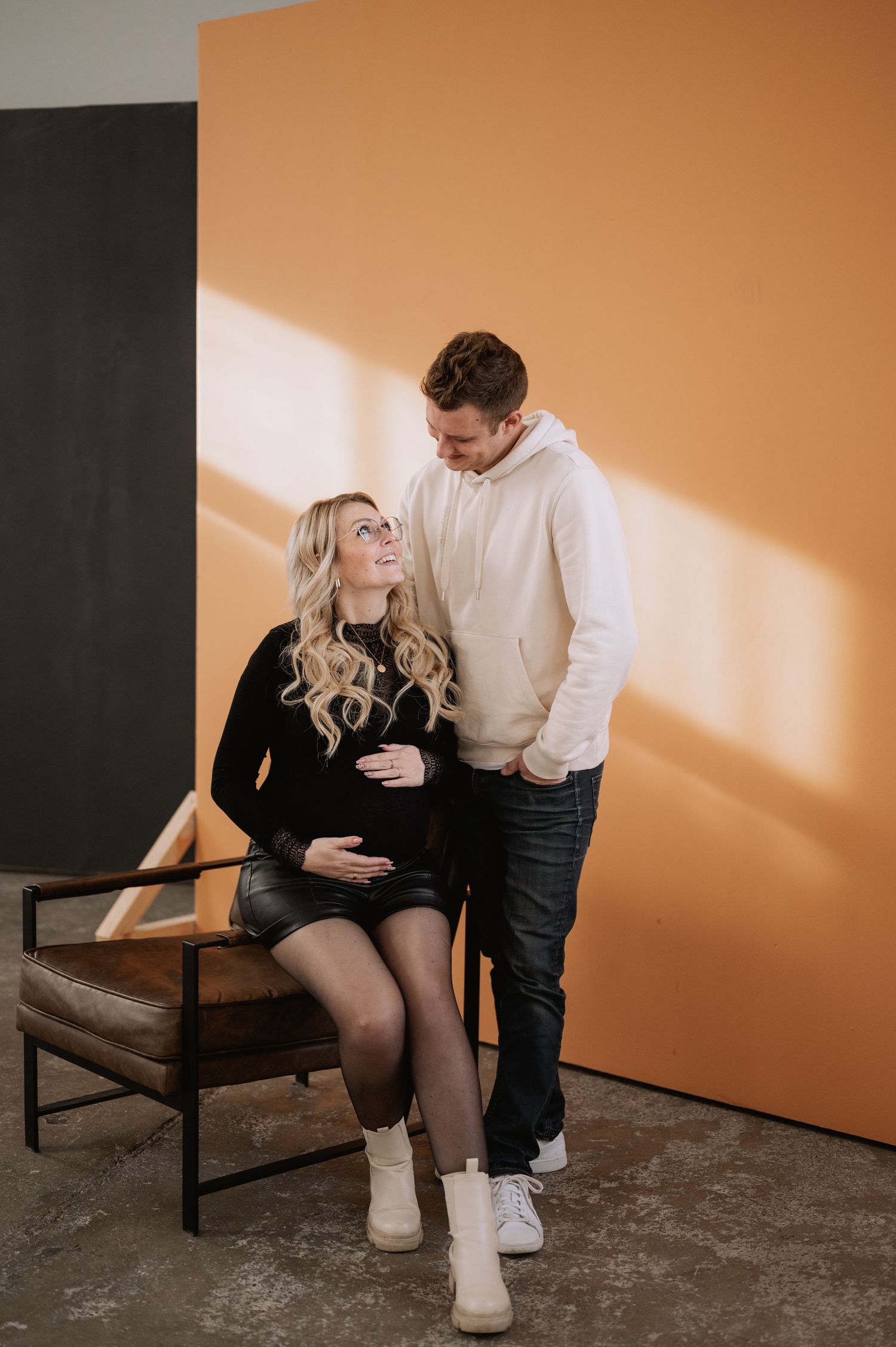 Pärchen mit Babybauch sitzend auf dem Stuhl im Studio 7 Hüttisheim KWICKSHOT Jovanna Burkard