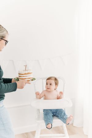 Séance smash the cake, cake smash session, photographie premier anniversaire, gâteau, bébé
