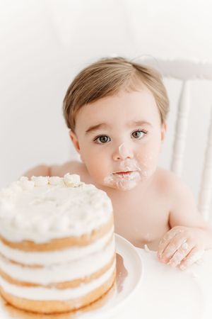 Séance smash the cake, cake smash session, photographie premier anniversaire, gâteau, bébé
