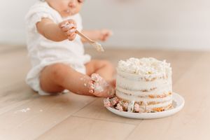 Séance smash the cake, cake smash session, photographie premier anniversaire, gâteau, bébé