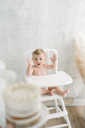 Bébé découvrant son gâteau de premier anniversaire dans un décor fine art au studio de Judith Trudel près de Québec