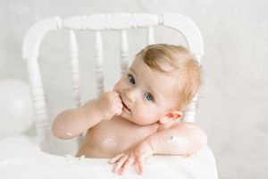 Bébé avec crémage sur sa peau après avoir mangé son gâteau