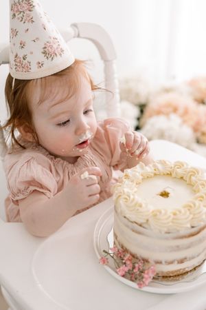 Séance smash the cake, cake smash session, photographie premier anniversaire, gâteau, bébé