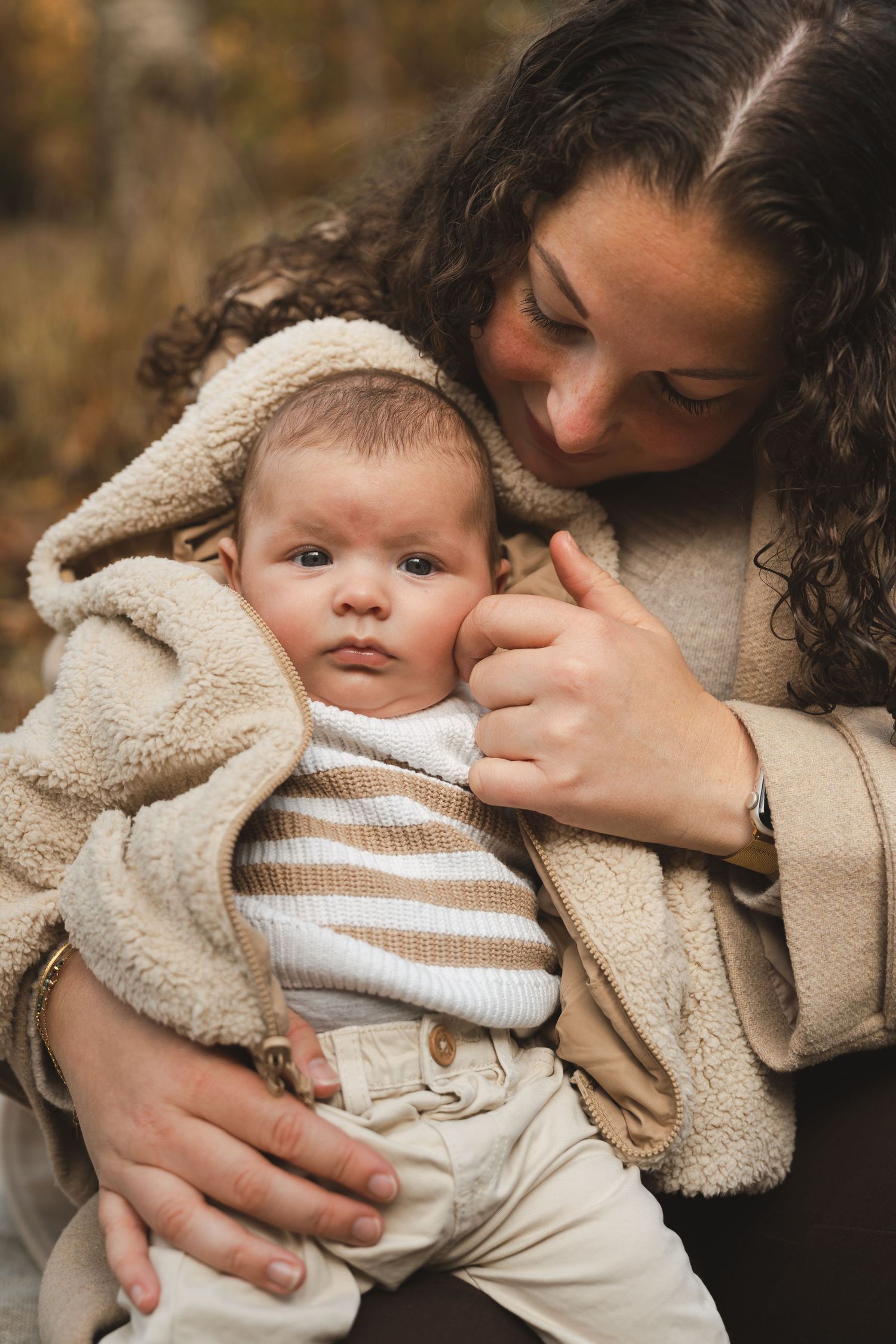 Nolwenn et son bébé Mahé en séance photo automnale près de l’étang de Châteaugiron