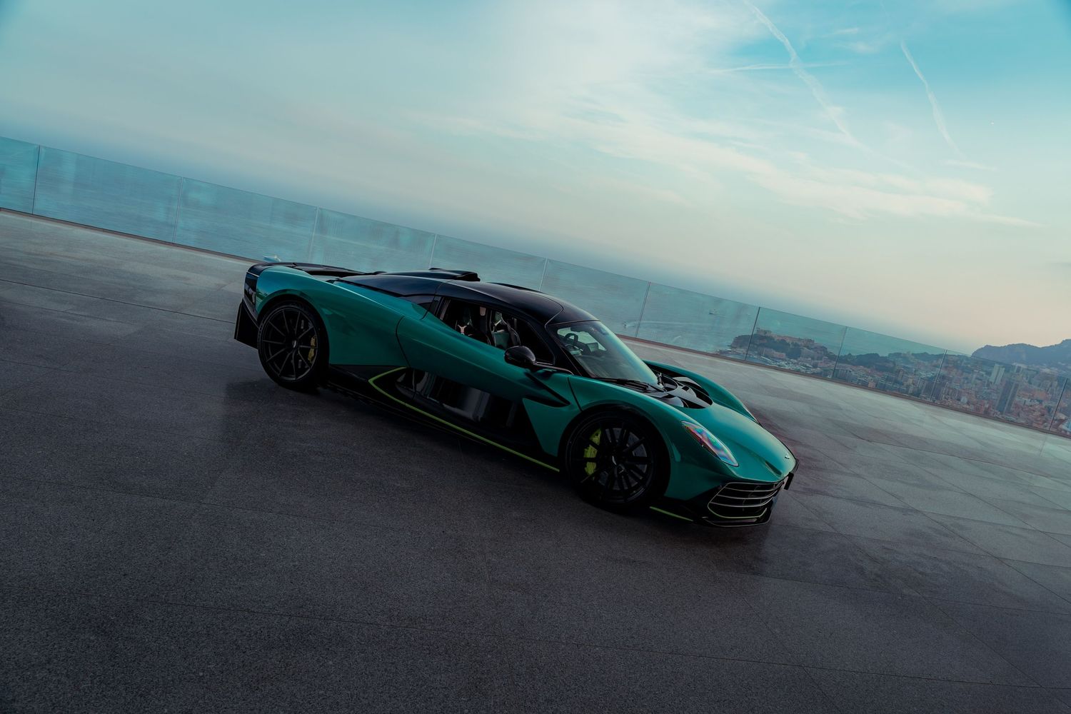 Voiture de luxe, supercar prise en photo de façon éditoriale sur les terrasses du maybourne Riviera, surplombant Monaco