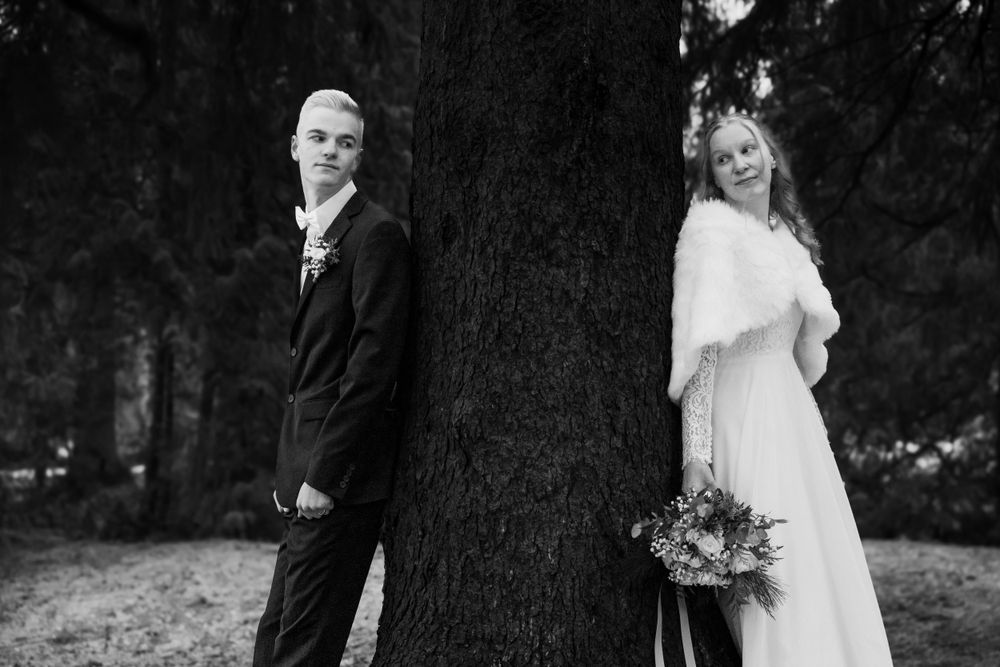 Hääparin Ainolanpuistossa valokuvannut Valokuvaaja Milja Paananen