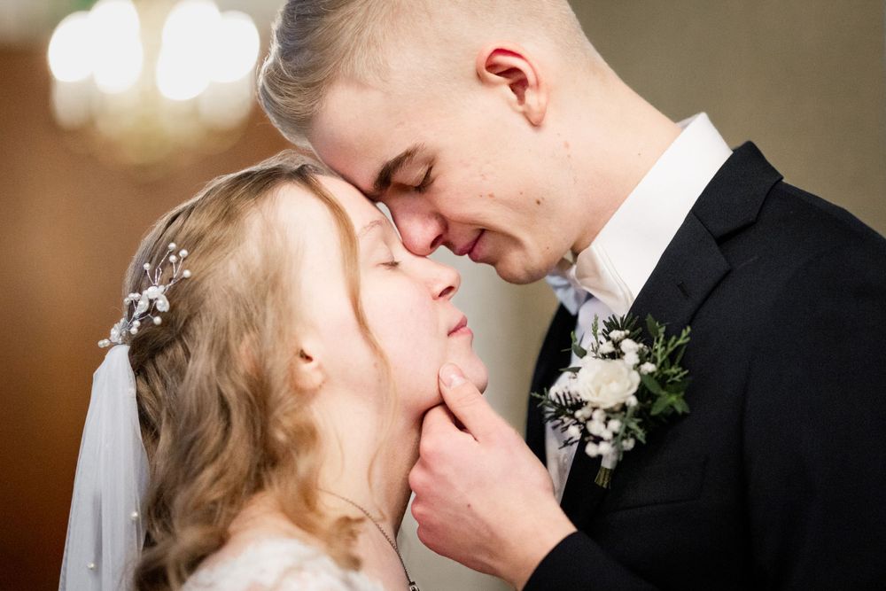 Hääpari otsat vastakkain kirkossa.
