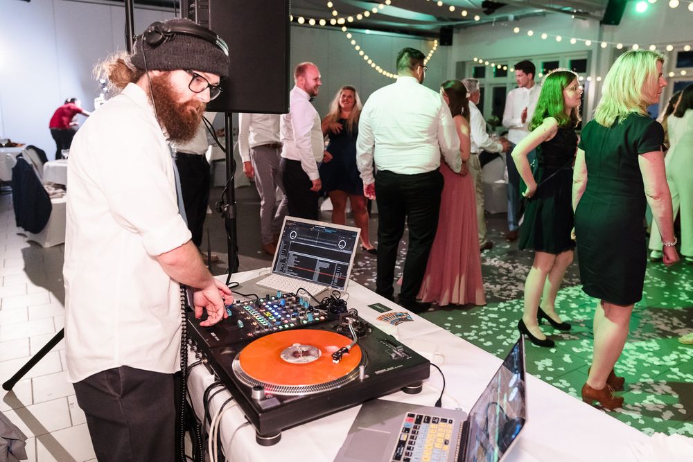 Hochzeits-DJ Dennis Külter während einer Hochzeitsparty in Rurberg. Fotografiert von Hochzeitsfotograf Christian Böcker.