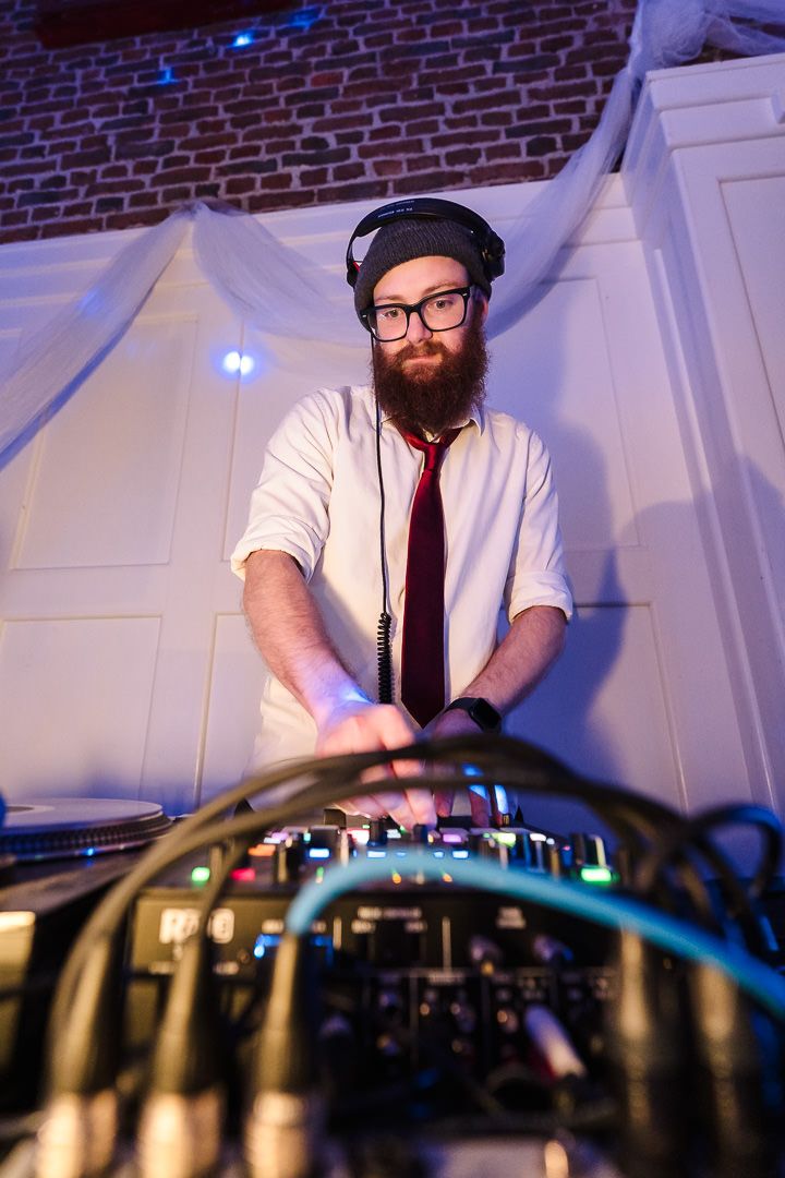 Hochzeits-DJ Dennis Külter während einer Hochzeitsparty im Landgoed Overste Hof. Fotografiert von Hochzeitsfotograf Christian Böcker.