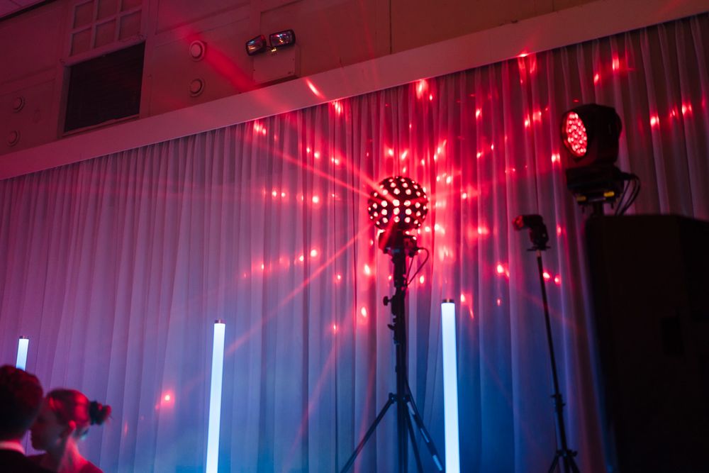 Licht-Setup von Hochzeits-DJ Dennis Külter während einer Hochzeitsparty im Landgoed Overste Hof.