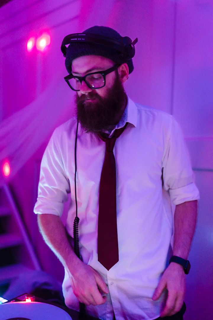 Hochzeits-DJ Dennis Külter während einer Hochzeitsparty im Landgoed Overste Hof. Fotografiert von Hochzeitsfotograf Christian Böcker.