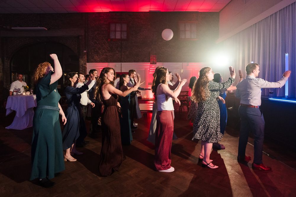 Volle Tanzfläche während einer Hochzeitsparty im Landgoed Overste Hof mit Hochzeits-DJ Dennis Külter. Fotografiert von Christian Böcker.