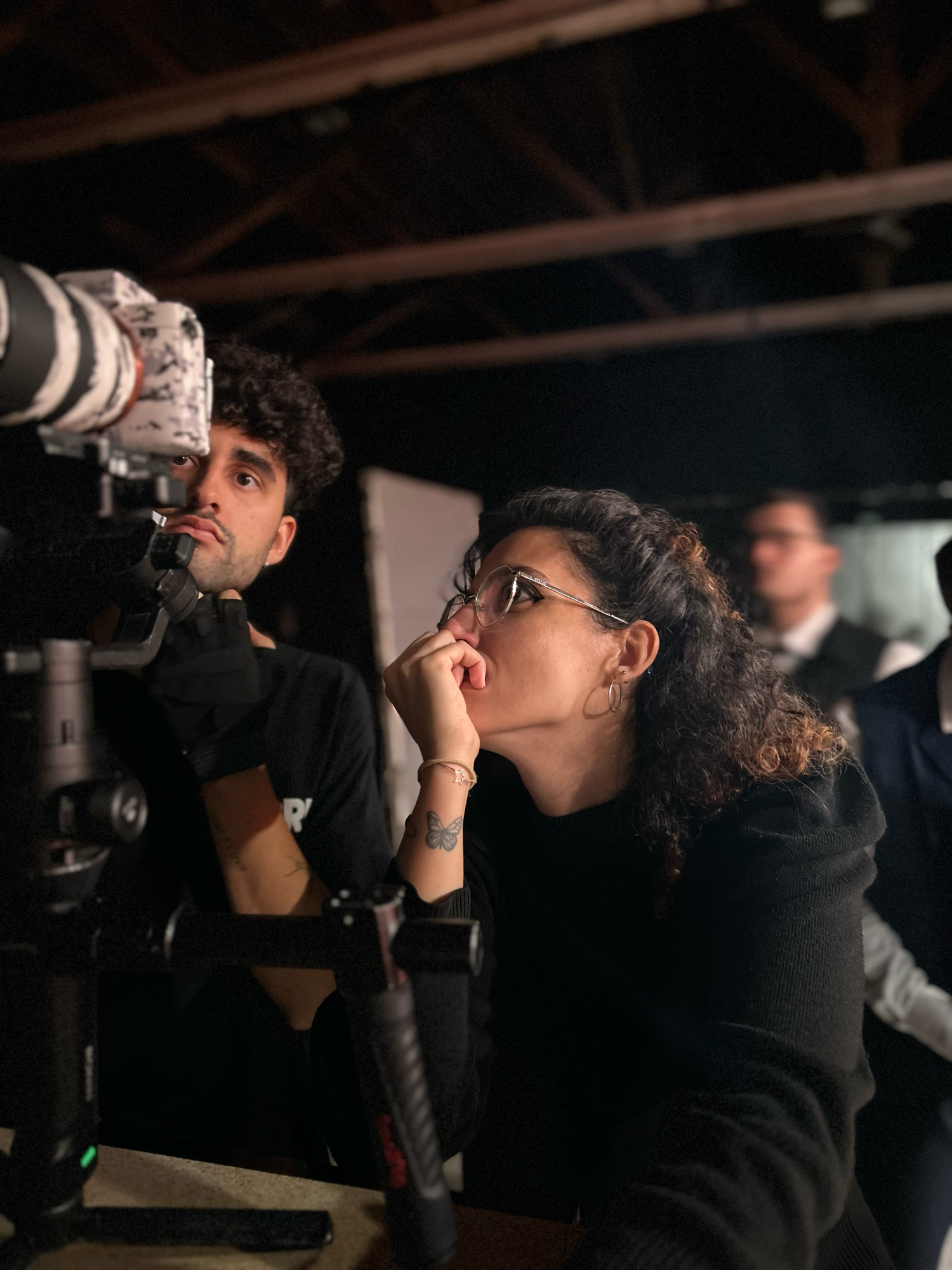 Fotógrafa grabando con una cámara profesional durante una producción audiovisual.
