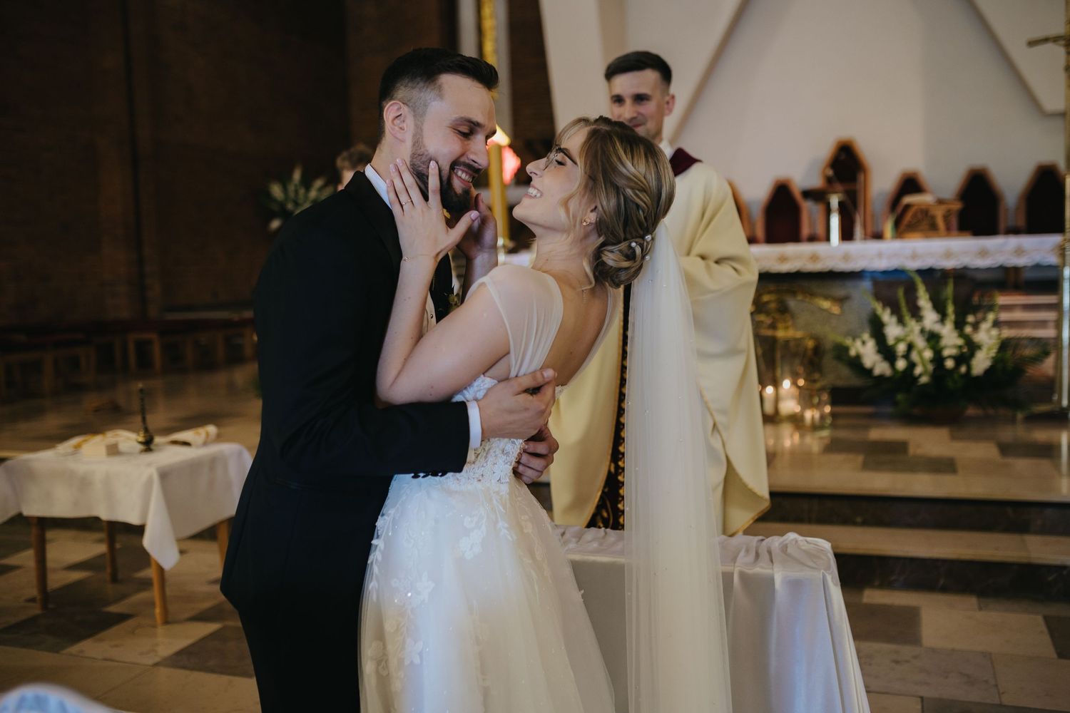 Ślub cywilny czy kościelny. ślub w kościele . Wojciech Grzegorczyk fotograf ślubny.