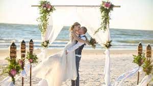 Organización completa de tu boda soñada en playas, resorts o ciudades románticas.