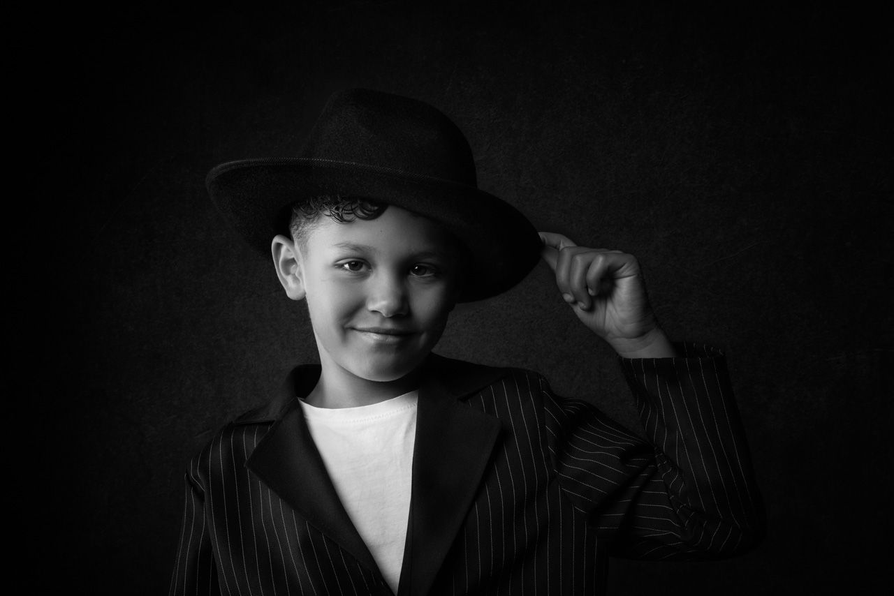 Fine-art portret op donkere achtergrond in studio, portretfotografie Breda