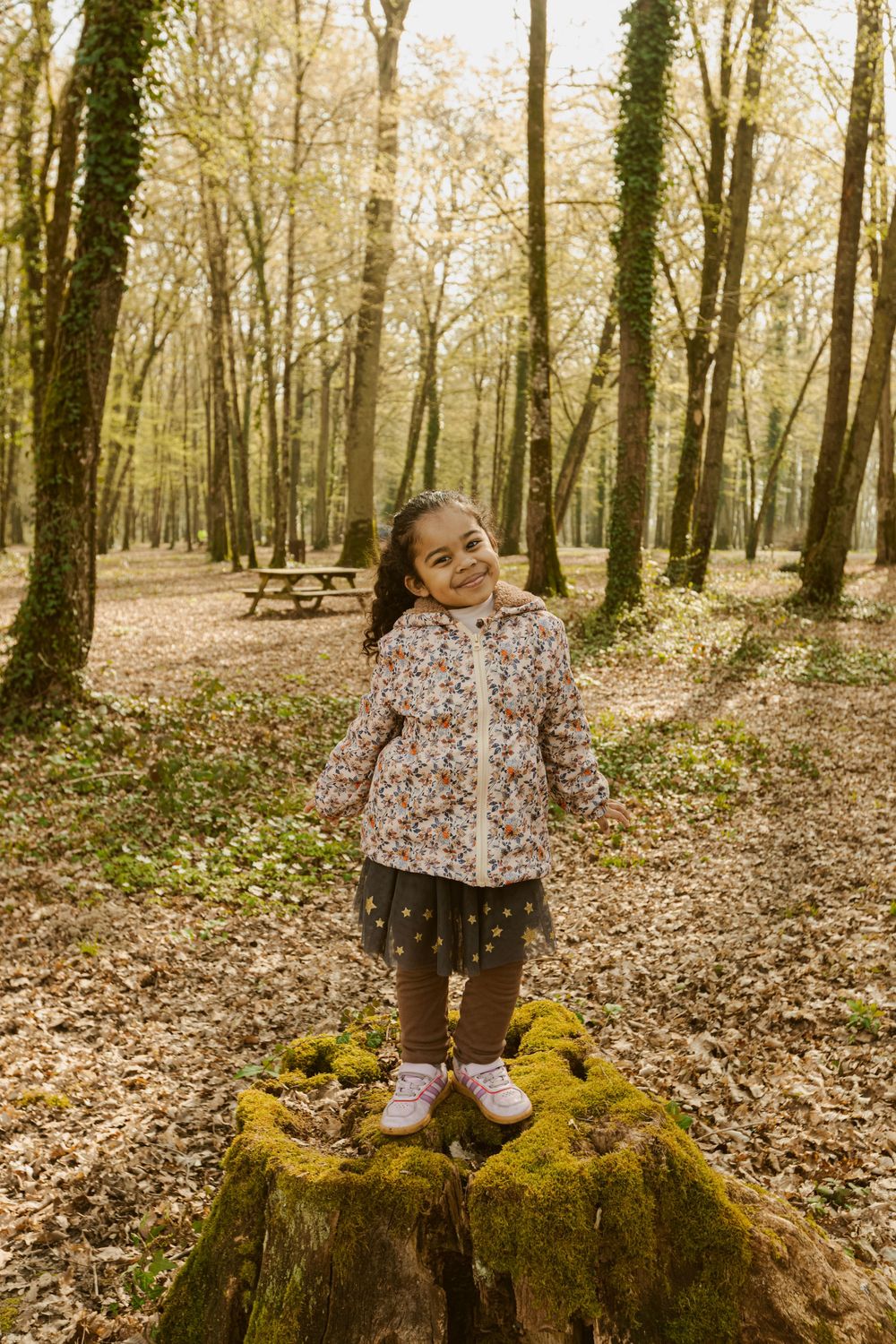 Petite fille qui joue dans la forêt au lac du Der, dans la Marne
