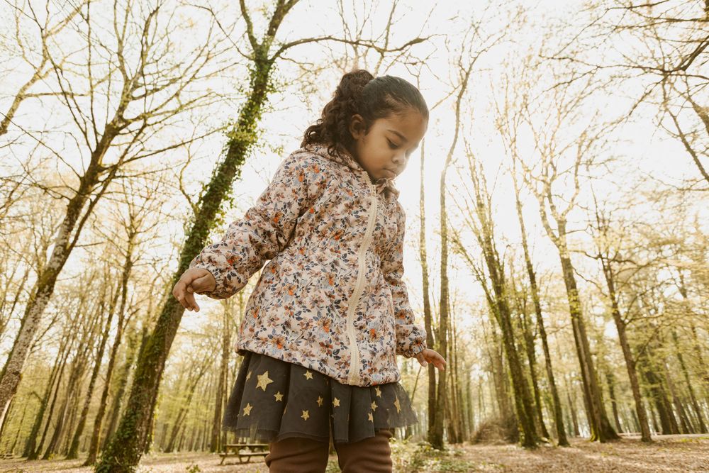 Petite fille qui joue dans la forêt au lac du Der, dans la Marne