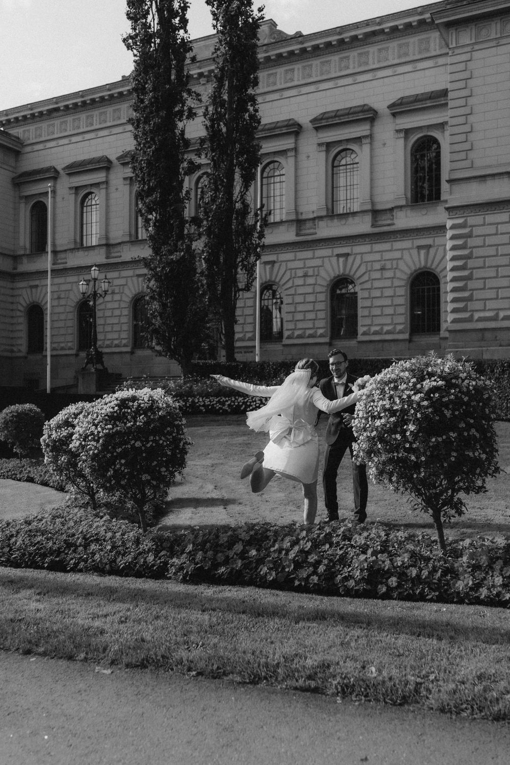 Dokumentaarinen hääkuvaus Suomen Pankin pihalla Helsingissä