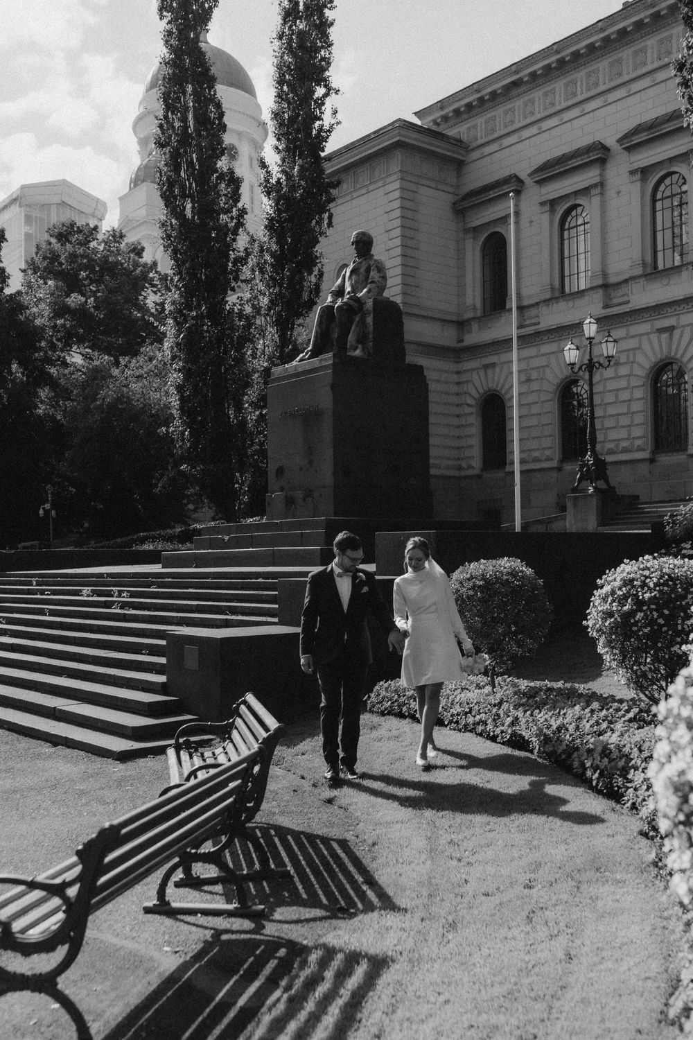 Hääpari kävelemässä Suomen Pankin edustalla Helsingissä