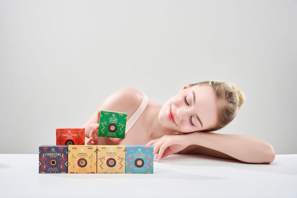 Ảnh chụp model nước ngoài đang sử dụng xà phòng handmade trong không gian nhà tắm hiện đại