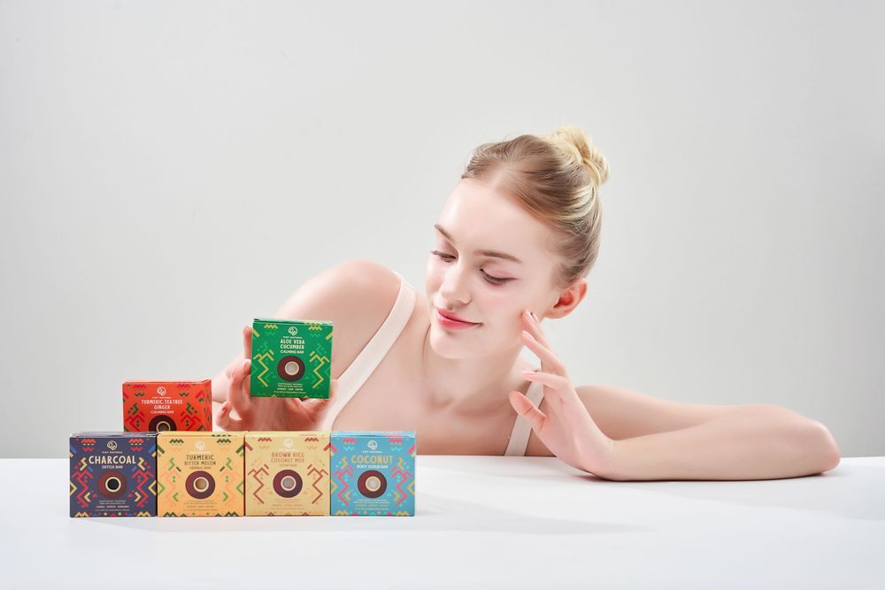 Ảnh chụp model nước ngoài đang sử dụng xà phòng handmade trong không gian nhà tắm hiện đại