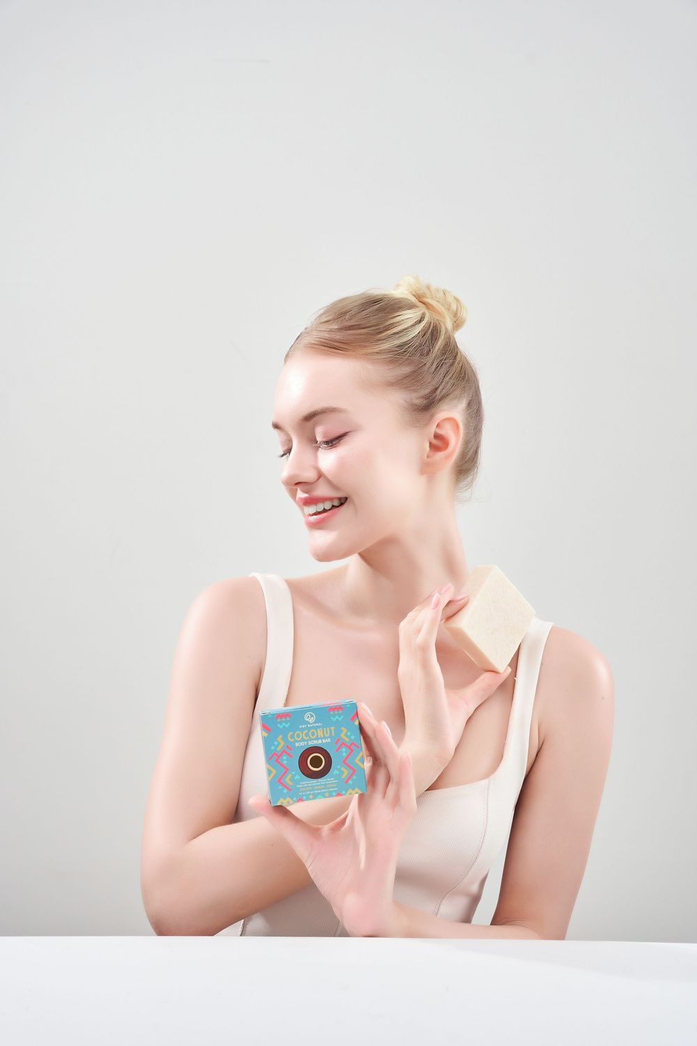 Ảnh chụp model nước ngoài đang sử dụng xà phòng handmade trong không gian nhà tắm hiện đại