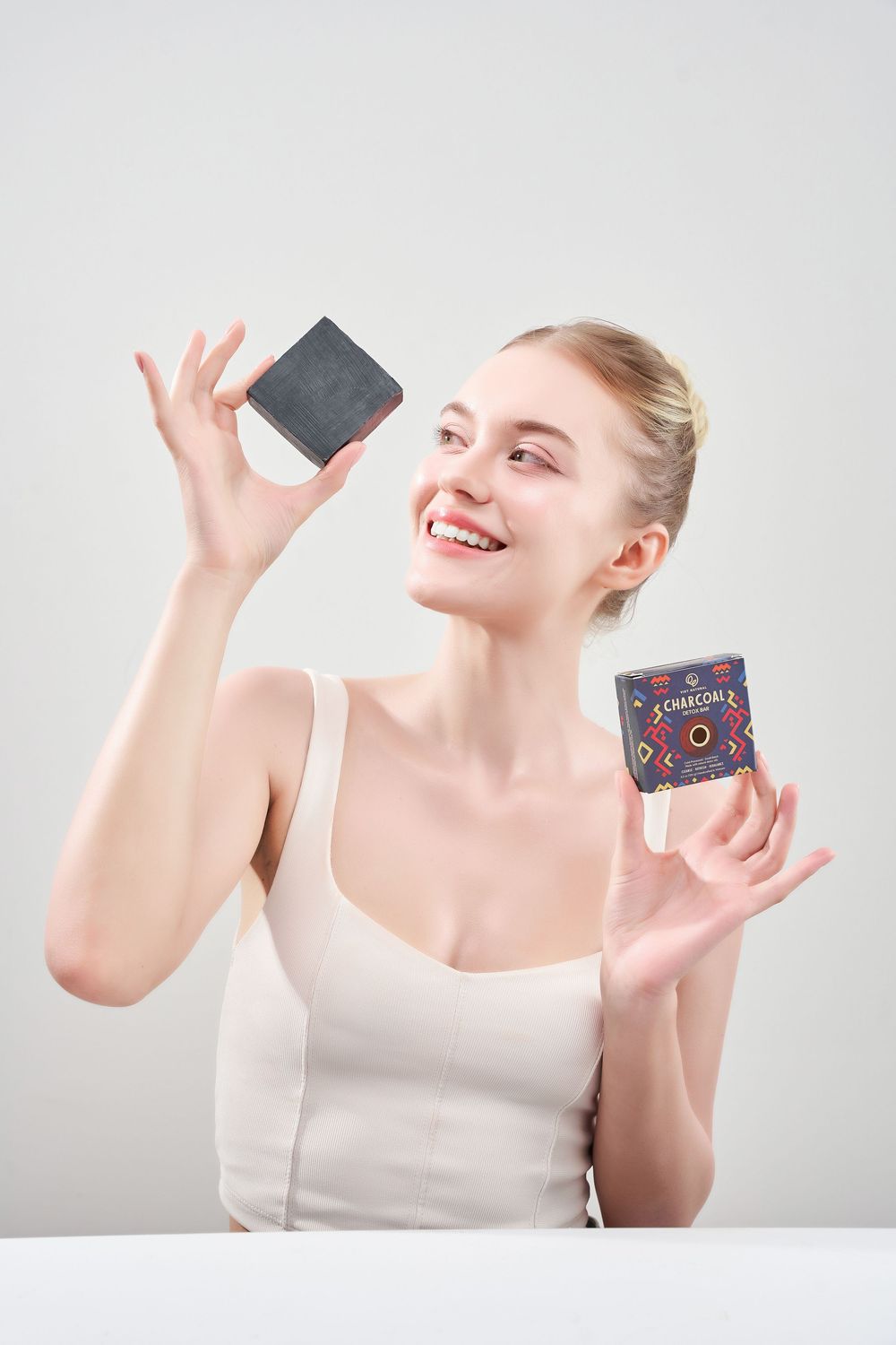 Ảnh chụp model nước ngoài đang sử dụng xà phòng handmade trong không gian nhà tắm hiện đại
