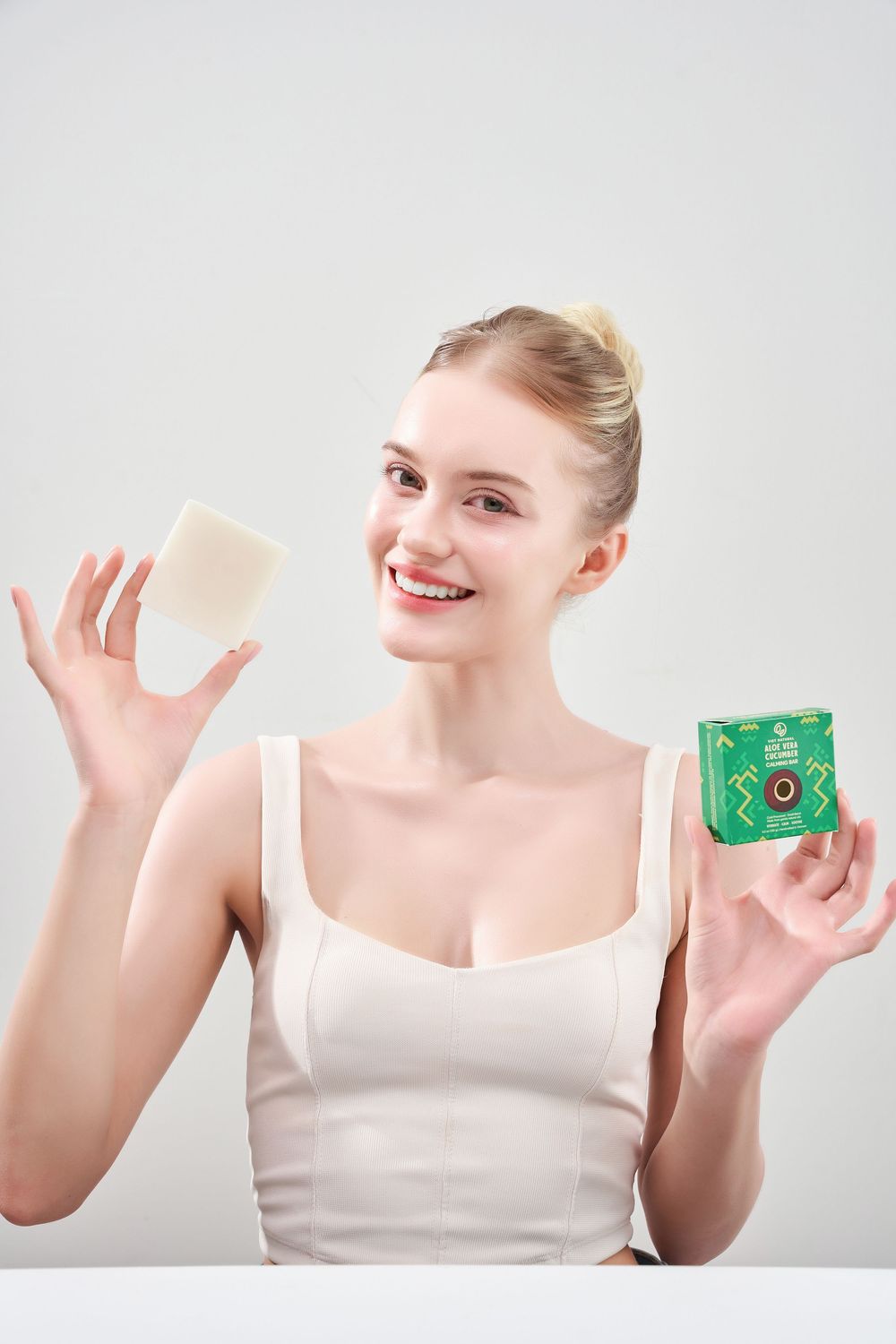 Ảnh chụp model nước ngoài đang sử dụng xà phòng handmade trong không gian nhà tắm hiện đại