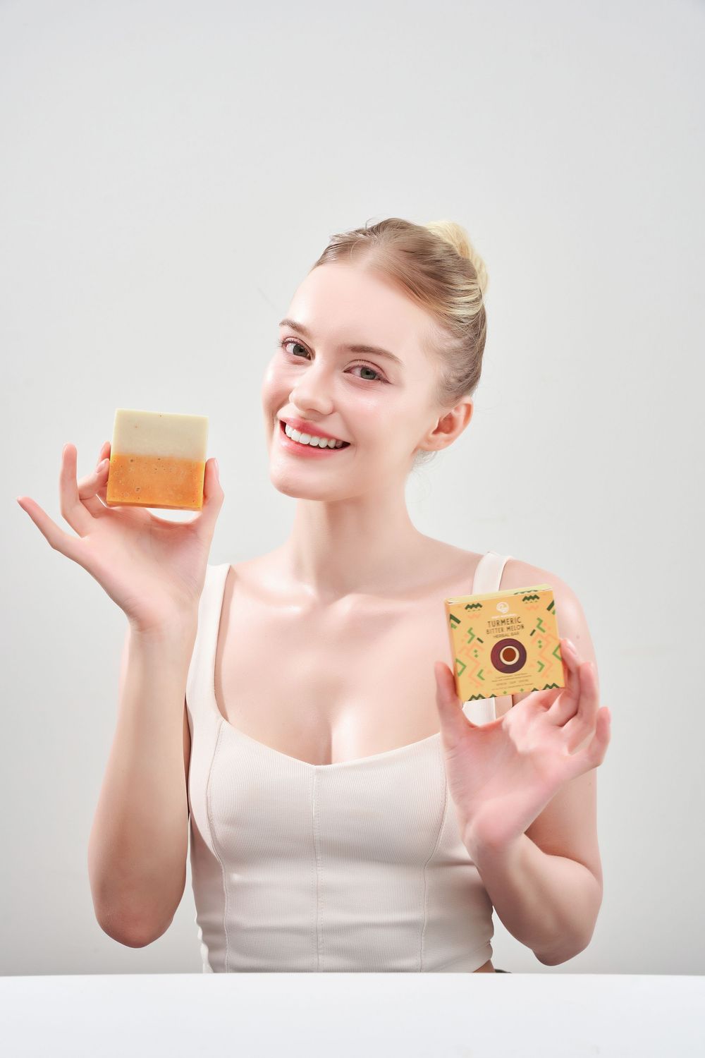Ảnh chụp model nước ngoài đang sử dụng xà phòng handmade trong không gian nhà tắm hiện đại