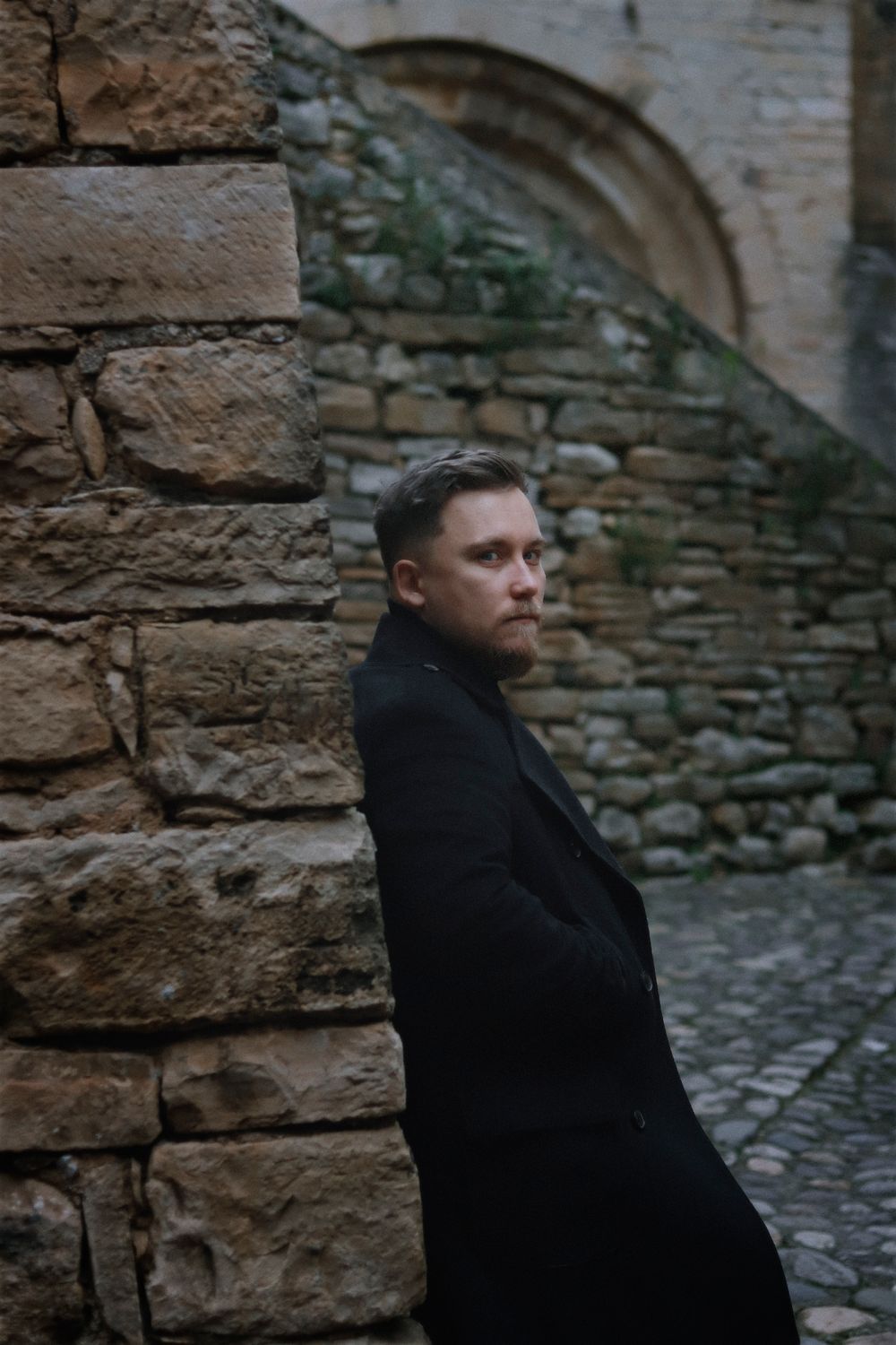 Séance photo par Chaemi Studio, photographe portrait à Montpellier. Shooting créatif dans une ambiance sombre, élégante et mystique.