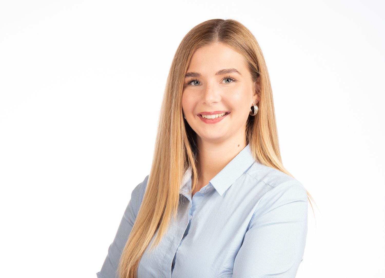 Junge Frau bei Bewerbungsfotos, verschiedene Hintergründe und Outfits, professionelle Business- und Portraitfotografie.