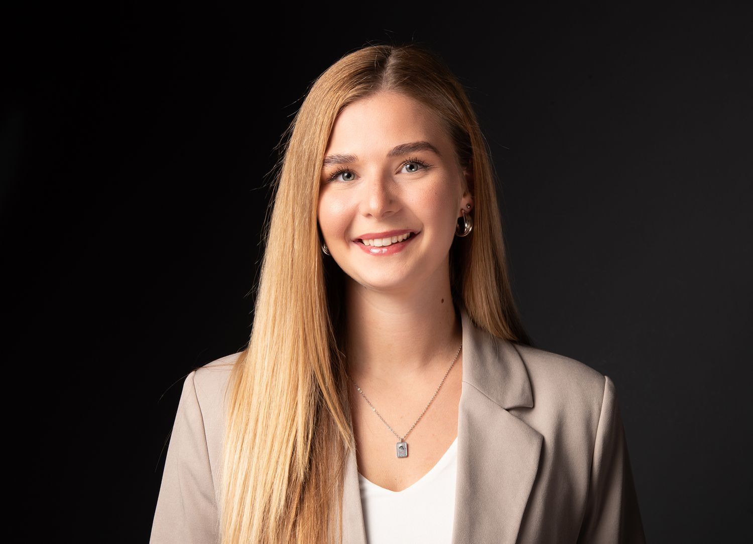 Studioaufnahmen einer jungen Frau für Bewerbungsfotos, wechselnde Hintergründe und Outfits, stilvolle Business-Portraits für Karriere.