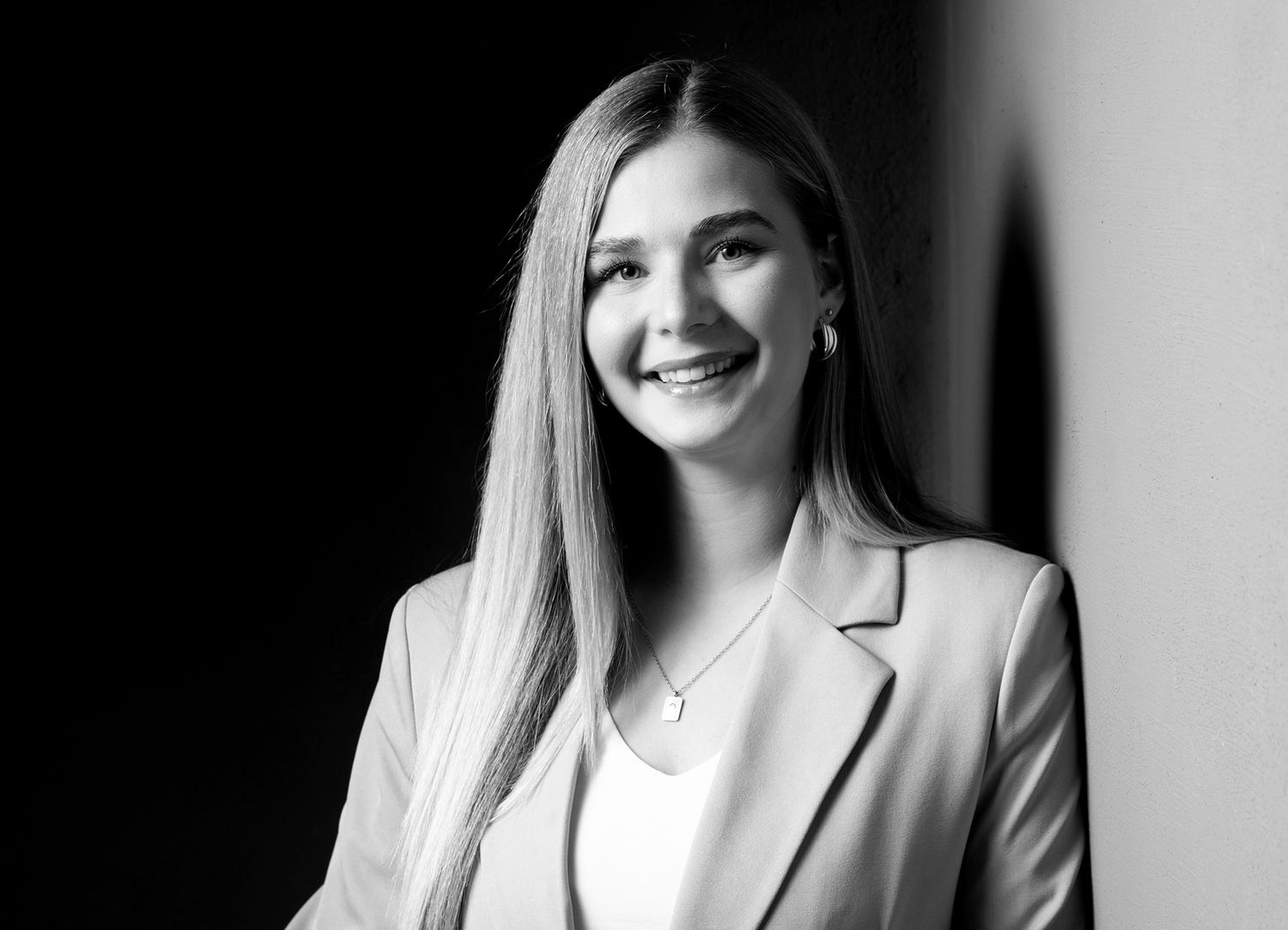 Junge Frau posiert für Business- und Bewerbungsfotos mit unterschiedlichen Hintergründen und Kleidung, professionelle Studiofotografie.