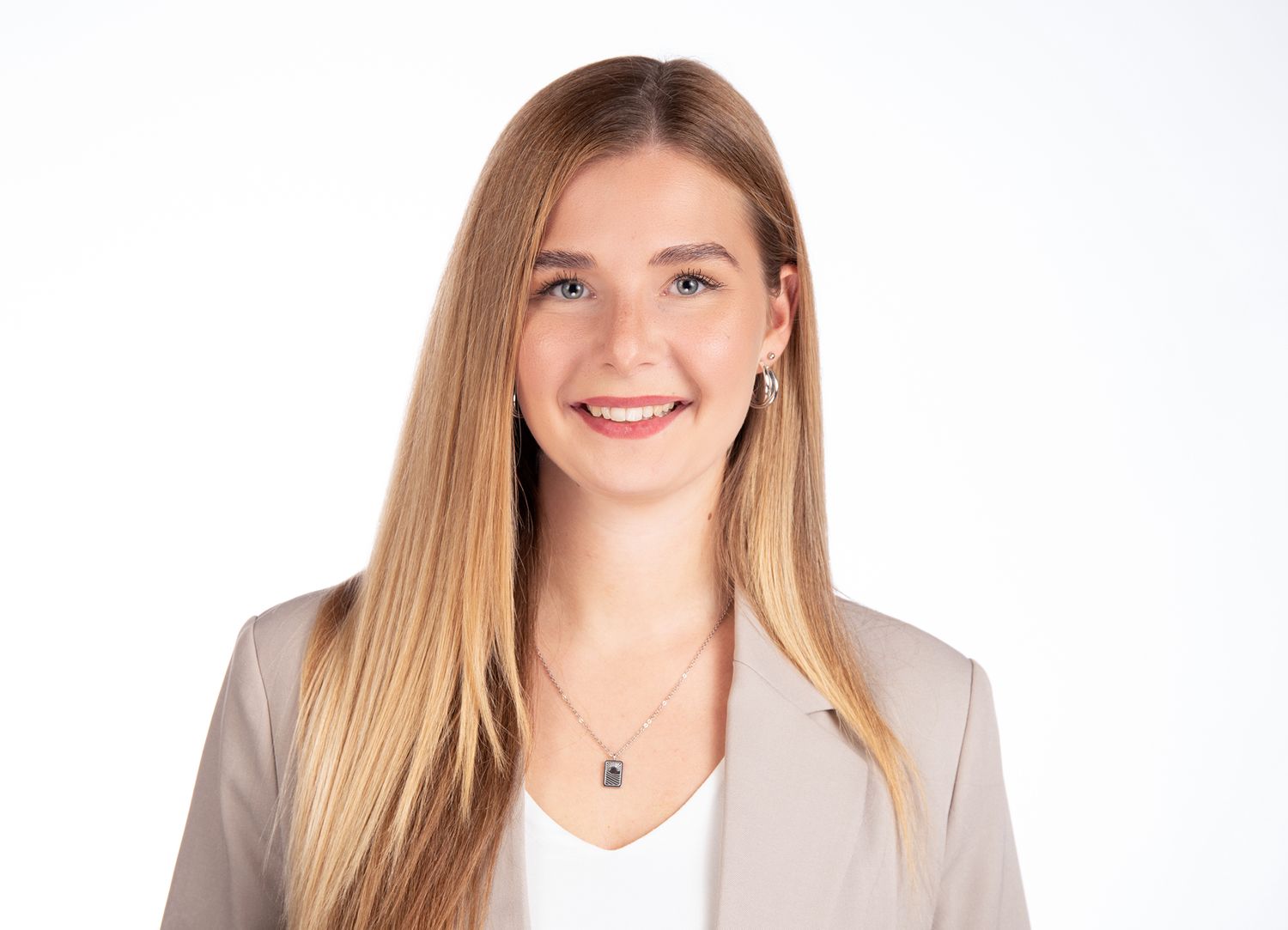Studiofotografie: Junge Frau bei Bewerbungsfotos mit wechselnden Outfits, professionelle Business- und Karrierecoaching-Portraits.