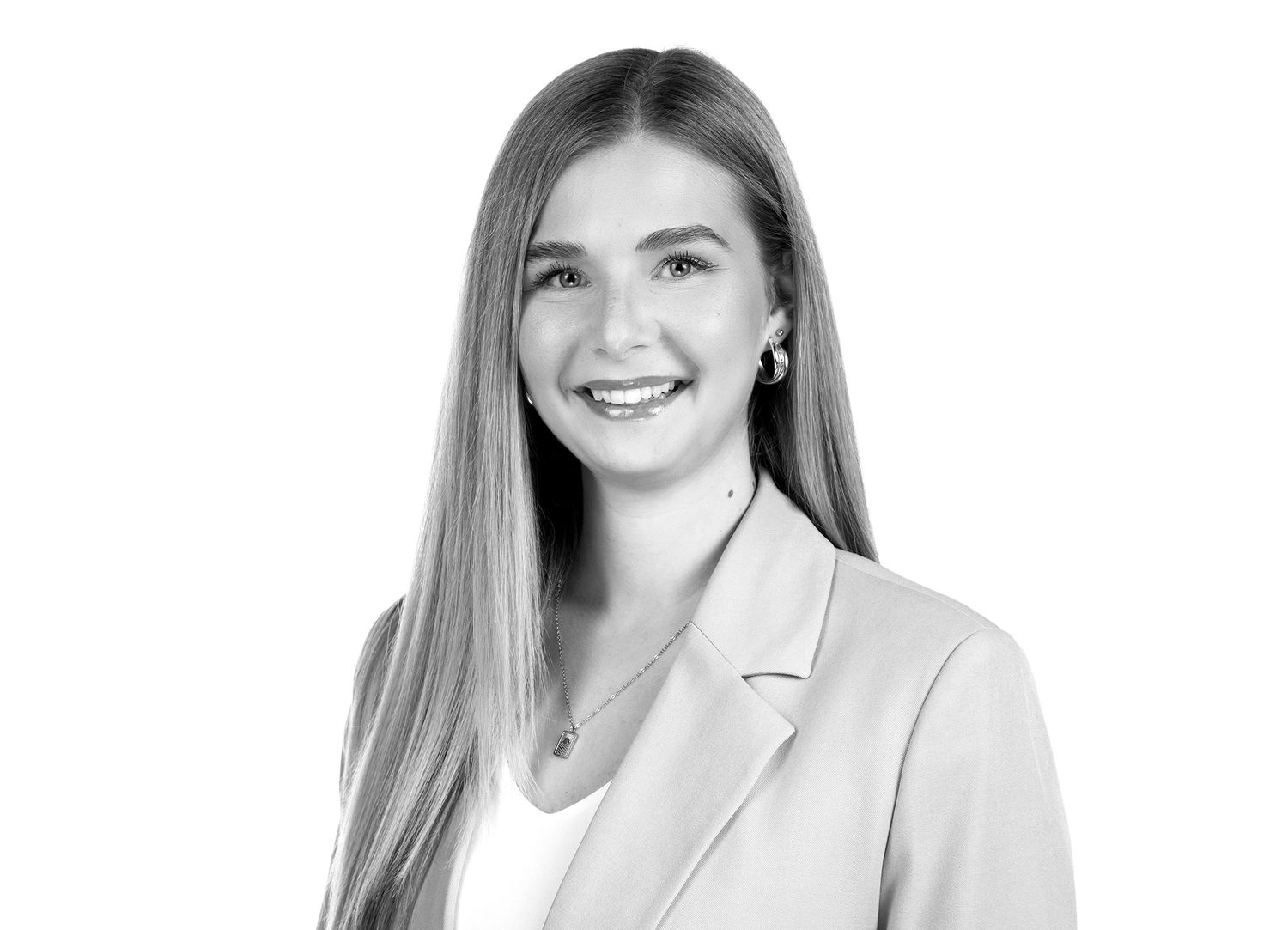 Studiofotografie: Junge Frau bei Bewerbungsfotos mit wechselnden Outfits, professionelle Business- und Karrierecoaching-Portraits.