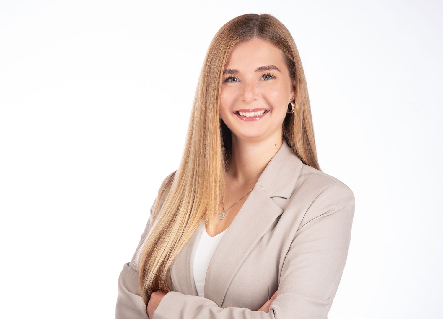 Professionelle Bewerbungsfotos einer jungen Frau, verschiedene Hintergründe und Kleidung für stilvolle Business-Portraits.