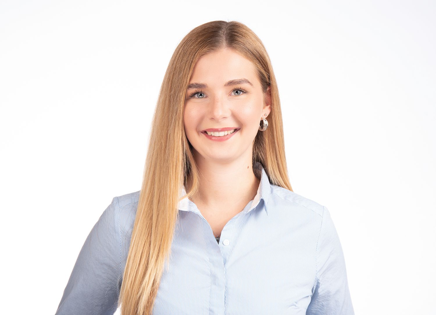 Junge Frau posiert für Bewerbungsfotos mit wechselnden Hintergründen, authentische Business- und Portraitfotografie.