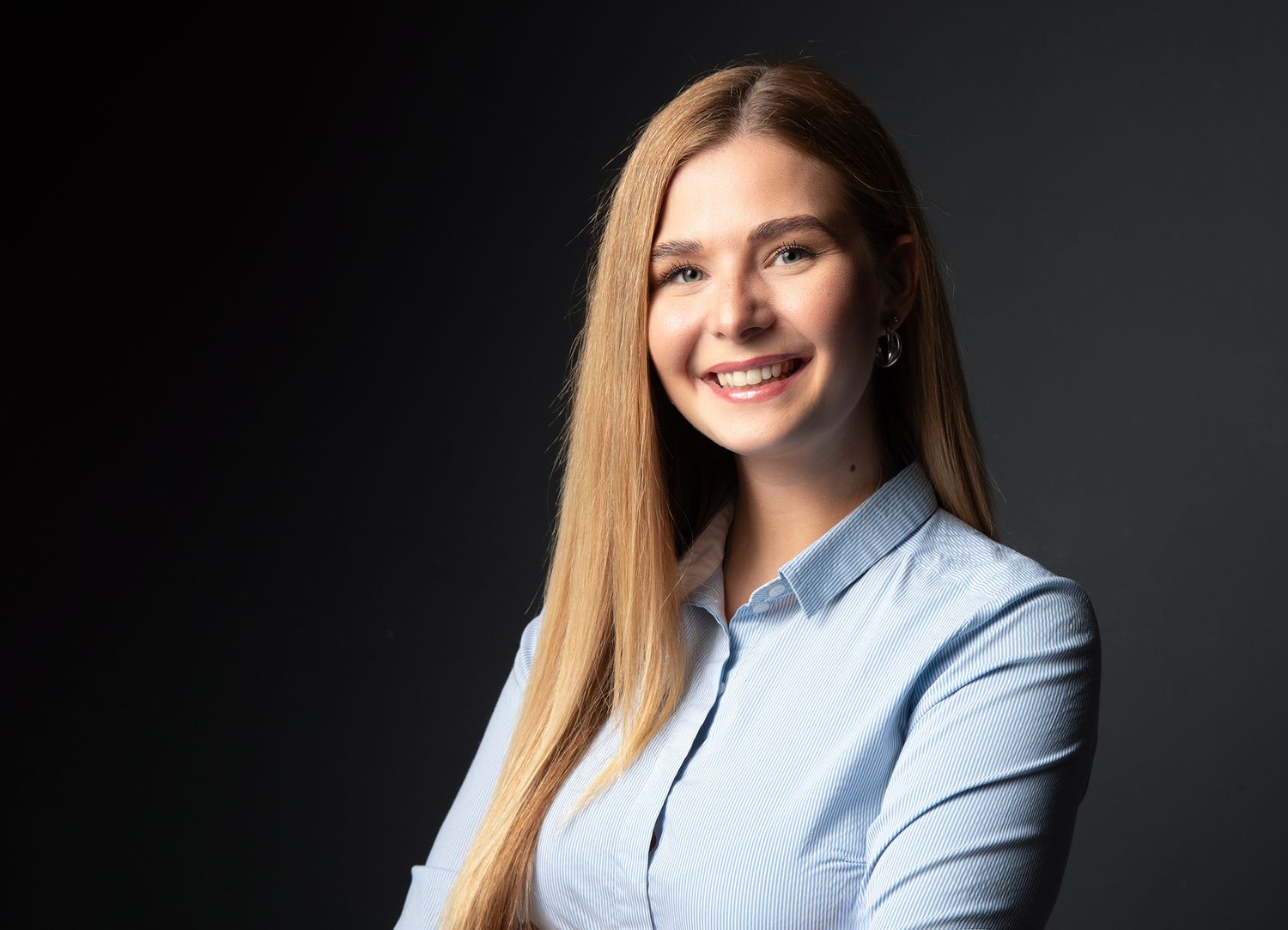 Bewerbungsfotos einer jungen Frau im Studio mit unterschiedlichen Outfits, stilvolle Business-Portraits für Karriere und LinkedIn.